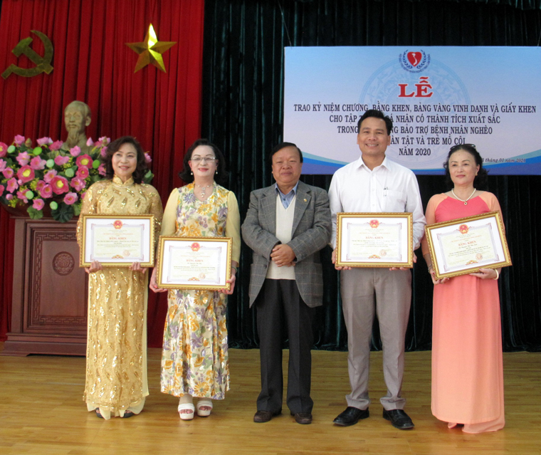 Chủ tịch Hội Bảo trợ trao tặng bằng khen của UBND tỉnh cho các tập thể, cá nhân xuất sắc