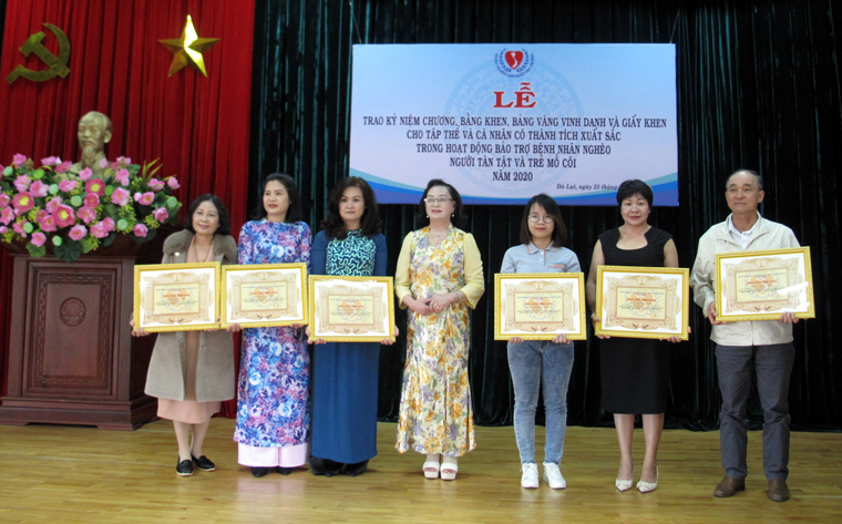 Hội Bảo trợ trao bảng vàng vinh danh các nhà tài trợ tiêu biểu