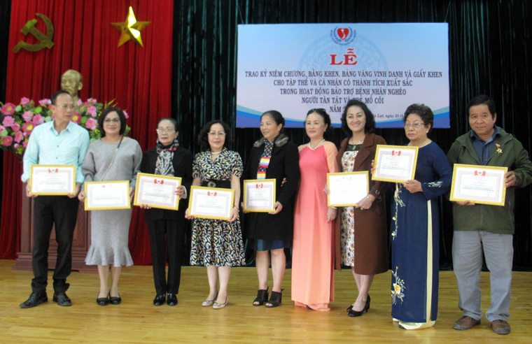 Hội Bảo trợ tặng giấy khen cho các cá nhân xuất sắc trong các hoạt động nhân đạo của Hội năm 2020