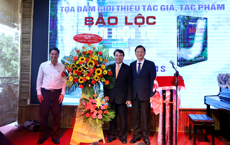 Tiến sĩ Phạm S ra mắt sách Bảo Lộc - Nơi hội tụ những tiềm năng