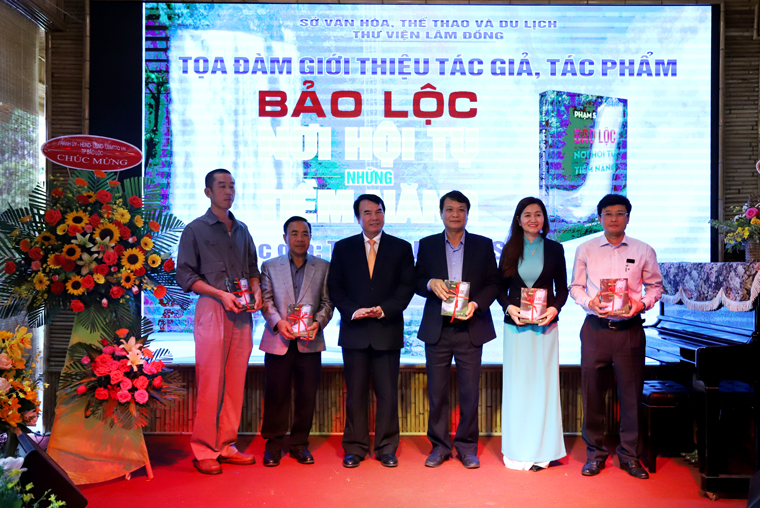 Tiến sĩ Phạm S tặng sách các đại biểu
