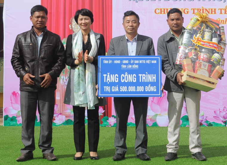 Lãnh đạo tỉnh trao quà tết tại Lạc Dương