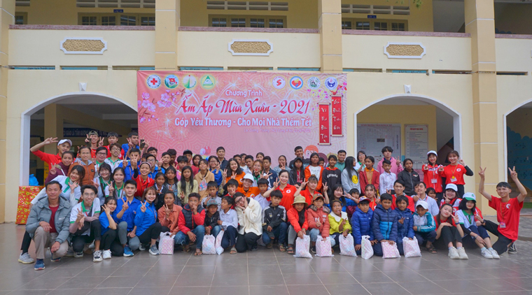 Tết ấm cho trẻ em nghèo Đưng K'Nớ