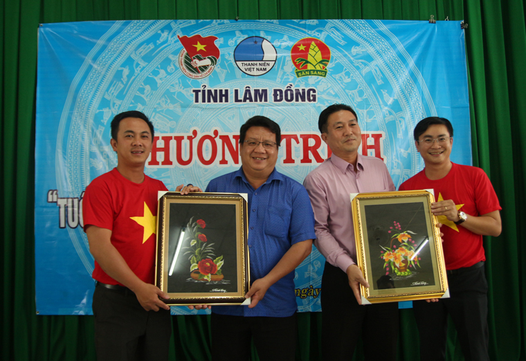 Anh Phan Đức Thái – Phó Bí thư Tỉnh Đoàn Lâm Đồng tặng quà lưu niệm cho các xã