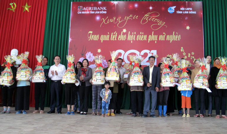 Trao 100 suất quà tết cho hội viên phụ nữ khó khăn