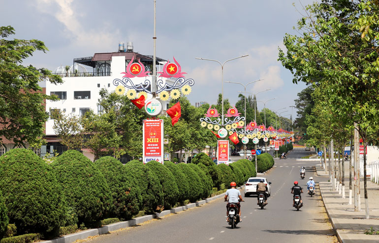 Chung tay làm đẹp cảnh quan chào mừng Đại hội Đảng toàn quốc lần thứ XIII