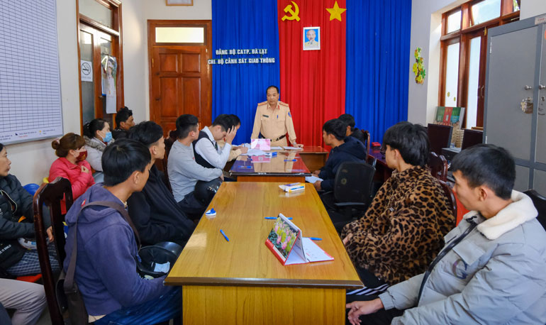 Nhiều thanh thiếu niên làm cam kết không vi phạm Luật Giao thông đường bộ