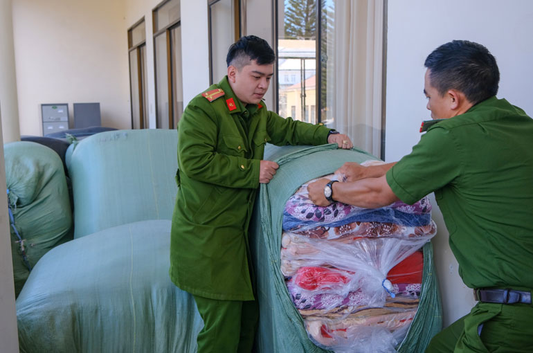 Tạm giữ gần 1 tấn hàng hóa không rõ nguồn gốc