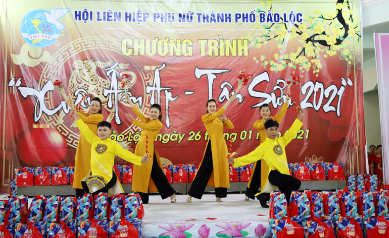 Trao tặng hơn 290 phần quà tết cho phụ nữ khó khăn tại Bảo Lộc