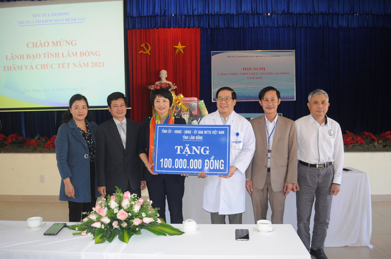 Trao tặng 100 triệu đồng cho Trung tâm Kiểm soát Bệnh tật tỉnh