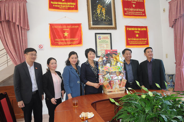 Lãnh đạo tỉnh tặng quà cho Công ty Cổ phần Dịch vụ đô thị Đà Lạt