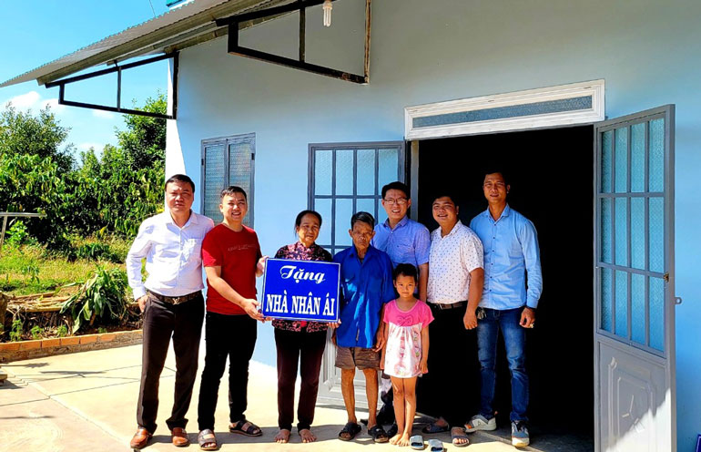 Bàn giao 3 nhà nhân ái cho hộ đặc biệt khó khăn
