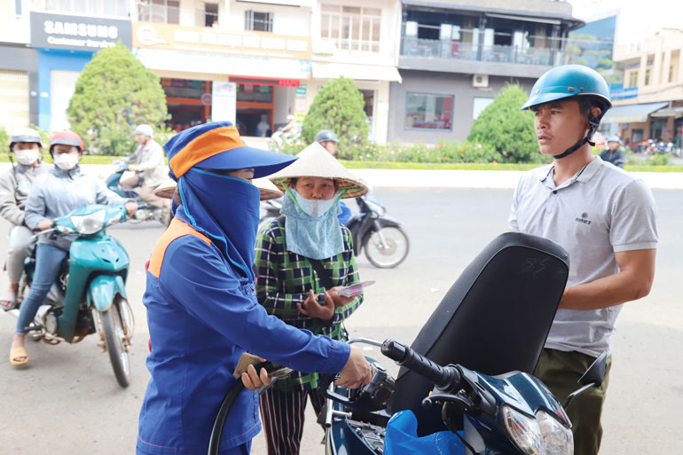 Những đôi chân vạn dặm nhọc nhằn mưu sinh ngày giáp tết