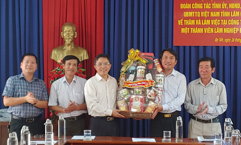 Đồng chí Đặng Trí Dũng - Phó Chủ tịch UBND tỉnh thăm, chúc tết các doanh nghiệp tại Đạ Tẻh, Bảo Lâm