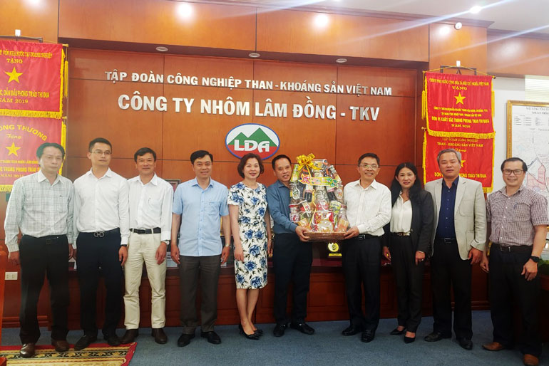 Tặng quà cho Công ty TNHH MTV Nhôm Lâm Đồng nhân dịp xuân mới