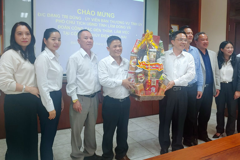 Lãnh đạo tỉnh thăm, chúc tết các đơn vị và người bệnh tại Bảo Lộc