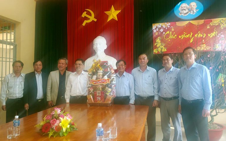 Tặng quà cho Công ty Cổ phần Công trình Đô thị Bảo Lộc