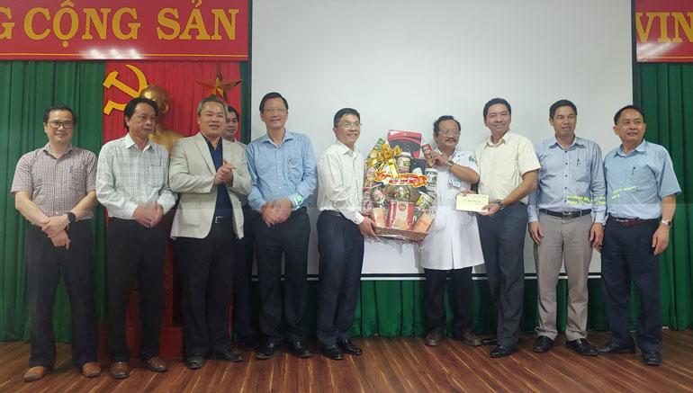 Đoàn lãnh đạo tỉnh tặng quà và chúc tết đội ngũ cán bộ y tế Bệnh viện II Lâm Đồng