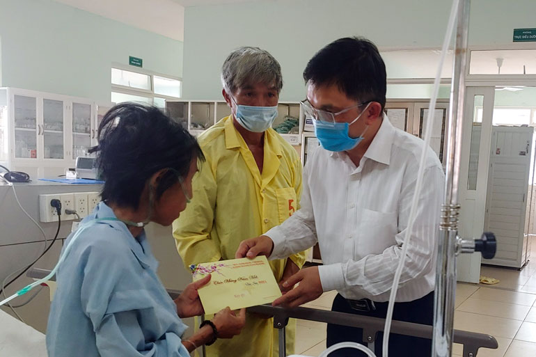 Thăm và tặng quà cho bệnh nhân nghèo là người già và trẻ sơ sinh thiếu tháng đang điều trị tại Bệnh viện II Lâm Đồng