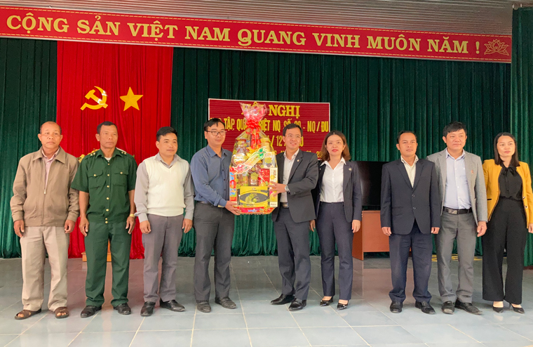 Đam Rông tặng quà tết cho đảng viên lão thành và gia đình chính sách