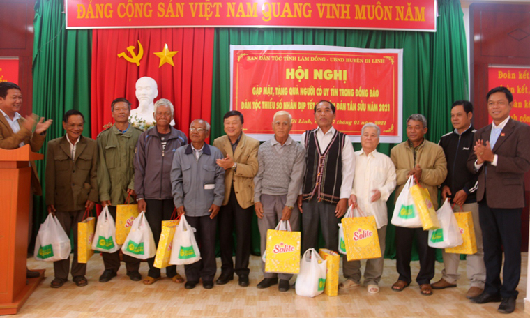 Gặp mặt, tặng quà Tết cho người có uy tín