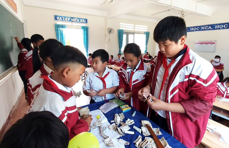 Nuôi heo đất giúp bạn đến trường