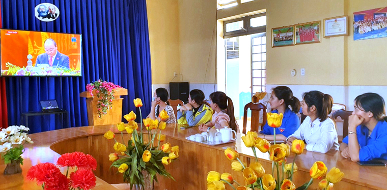 Cán bộ, đảng viên, đoàn viên, thanh niên thị trấn Lộc Thắng (huyện Bảo Lâm) theo dõi phiên khai mạc Đại hội đại biểu toàn quốc lần thứ XIII của Đảng trực tiếp qua màn ảnh ti vi