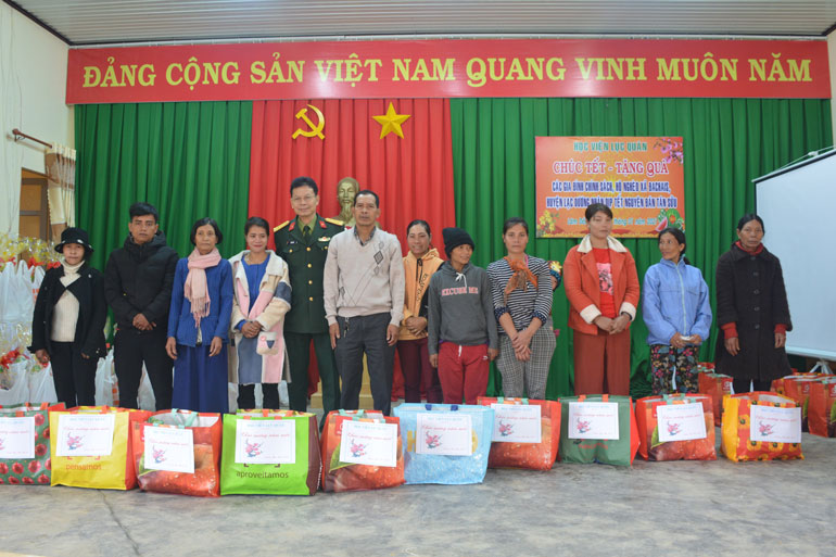 Học viện Lục quân: Dành 100 triệu đồng tặng quà tết cho người nghèo