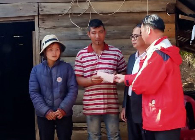 Thăm hỏi, tặng quà 3 gia đình người đồng bào dân tộc thiểu số bị cháy nhà ở Đức Trọng