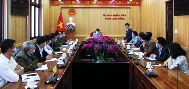 Giám đốc Sở Y tế Nguyễn Đức Thuận – Phó Thường trực Ban Chỉ đạo phòng chống dịch Covid-19 phát biểu tại cuộc họp