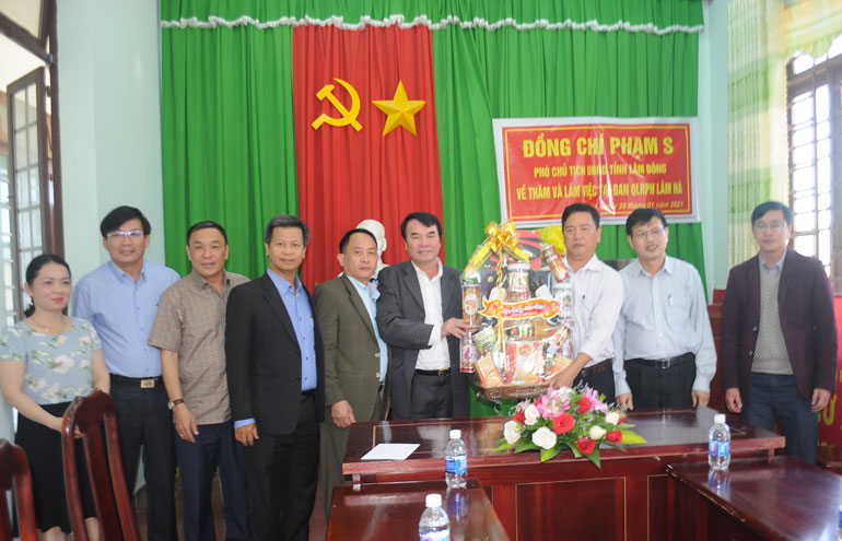 Tặng quà cho Ban Quản lý rừng phòng hộ Lâm Hà