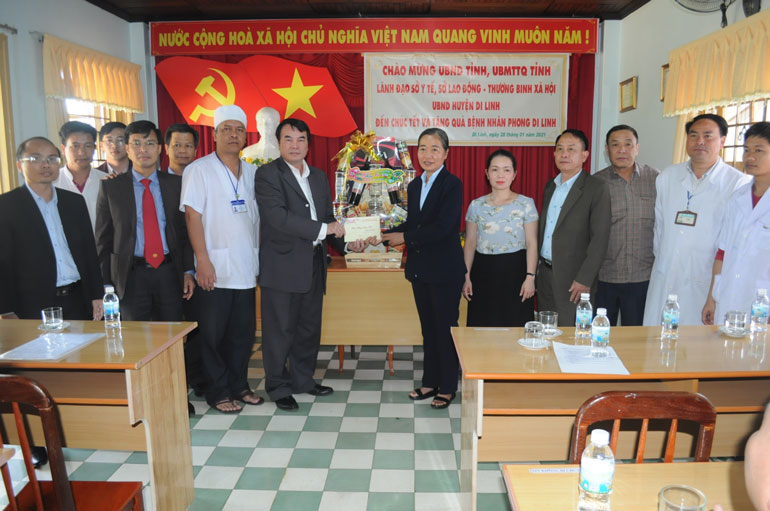 Tặng quà cho Khu Điều trị phong Di Linh