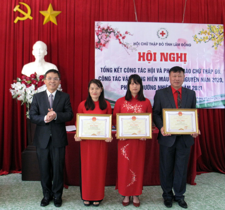 Khen thưởng nhiều điển hình xuất sắc trong công tác chữ thập đỏ