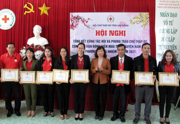 Bà Nguyễn Thị Mỵ - Phó Ban Tuyên giáo Tỉnh ủy trao khen thưởng của Hội CTĐ tỉnh cho các cá nhân xuất sắc trong công tác vận động ủng hộ đồng bào miền Trung bị mưa lũ