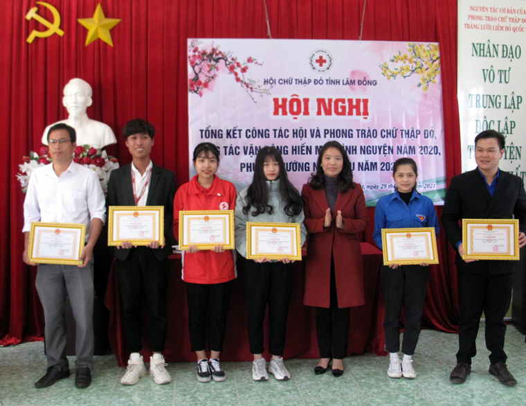 Bà Huỳnh Thị Phương Duyên - Phó Giám đốc Sở Y tế trao giấy khen của Hội CTĐ cho các điển hình xuất sắc trong phong trào hiến máu tình nguyện