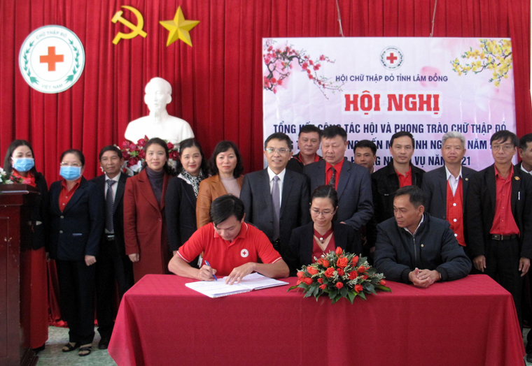 Lãnh đạo tỉnh và các sở ngành chứng kiến ký kết giao ước thi đua của các Hội CTĐ các cấp trong tỉnh