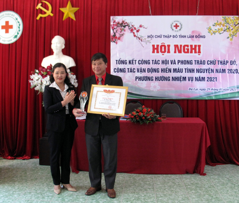 Bà Lê Thị Thêu - Giám đốc Sở Lao động Thương binh và Xã hội tỉnh trao bằng khen của Bộ Lao động Thương binh và Xã hội cho cá nhân ông Lê Thanh Bảo là tấm gương sáng thầm lặng vì cộng đồng có thành tích xuất sắc trong công tác an sinh xã hội