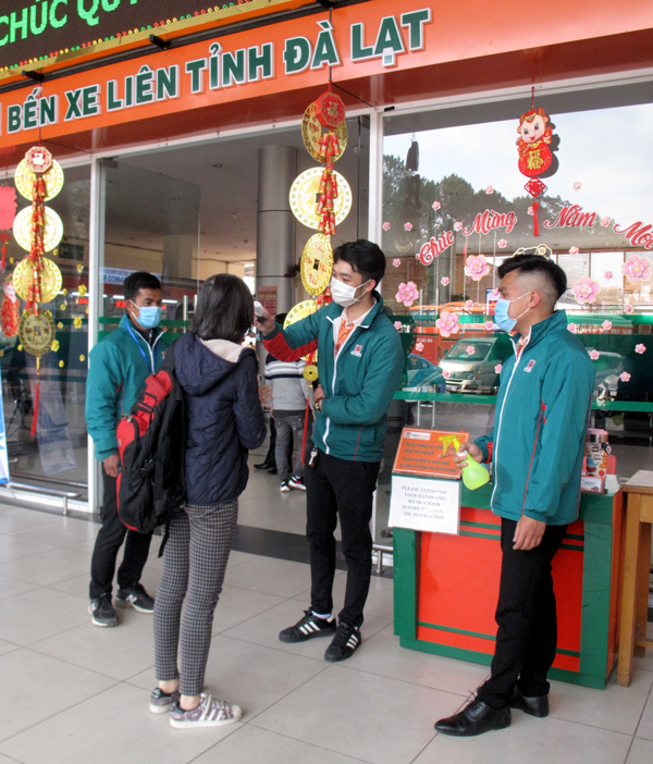 Bến xe Liên tỉnh Đà Lạt lập 2 chốt đo thân nhiệt, sát khuẩn tay, khai báo y tế cho hành khách ra vào bến