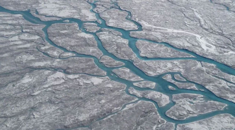 Giải mã bí ẩn về &quot;vùng tối&quot; đang mở rộng của băng ở Greenland
