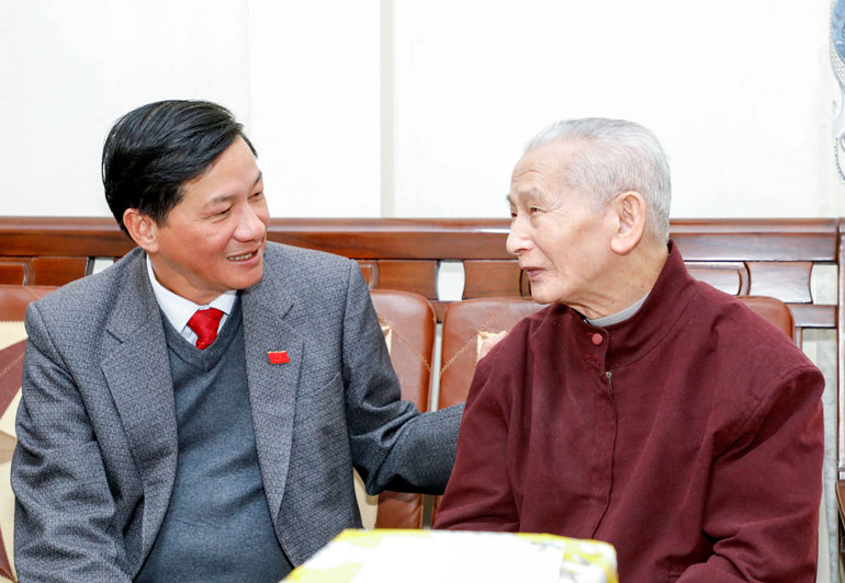 Bí thư Tỉnh uỷ Lâm Đồng Trần Đức Quận ân cần thăm hỏi, chúc tết cán bộ tiền khởi nghĩa Nguyễn Tùng Vân (TP Đà Lạt). Ảnh: Nguyễn Nghĩa