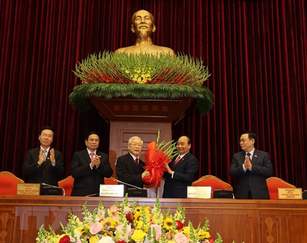 Thay mặt Bộ Chính trị, đồng chí Nguyễn Xuân Phúc, Thủ tướng Chính phủ tặng hoa chúc mừng đồng chí Nguyễn Phú Trọng được tín nhiệm bầu làm Tổng Bí thư Ban Chấp hành Trung ương Đảng Cộng sản Việt Nam khóa XIII