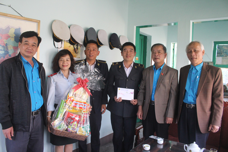 Chủ tịch Liên đoàn Lao động tỉnh cùng các đồng chí cùng đi trao quà cho các đồng chí làm nhiệm vụ trực tại Trạm Kiểm dịch động vật Eo gió - Chi cục chăn nuôi Thú y và Thủy sản