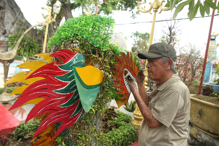 Ông Ba Hùng, mỗi năm dành từ 2 – 3 tháng từ TP Hồ Chí Minh về TP Rạch Giá để làm công quả cho đền, thể hiện lòng biết ơn của mình với ông vị anh hùng dân tộc