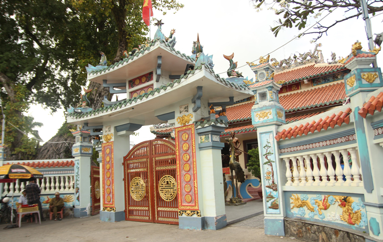 Đền thờ Anh hùng dân tộc Nguyễn Trung Trực luôn là điểm dừng chân để du khách viếng thăm và chiêm bái