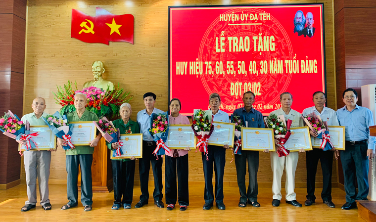 Đạ Tẻh: Trao Huy hiệu Đảng cho 11 đảng viên