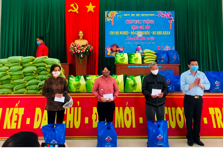 Trao tặng gần 170 phần quà tết cho người nghèo, hộ khó khăn
