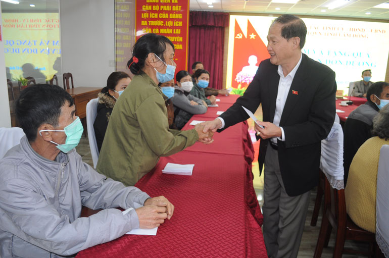 Lãnh đạo tỉnh thăm tặng quà tết tại Đơn Dương