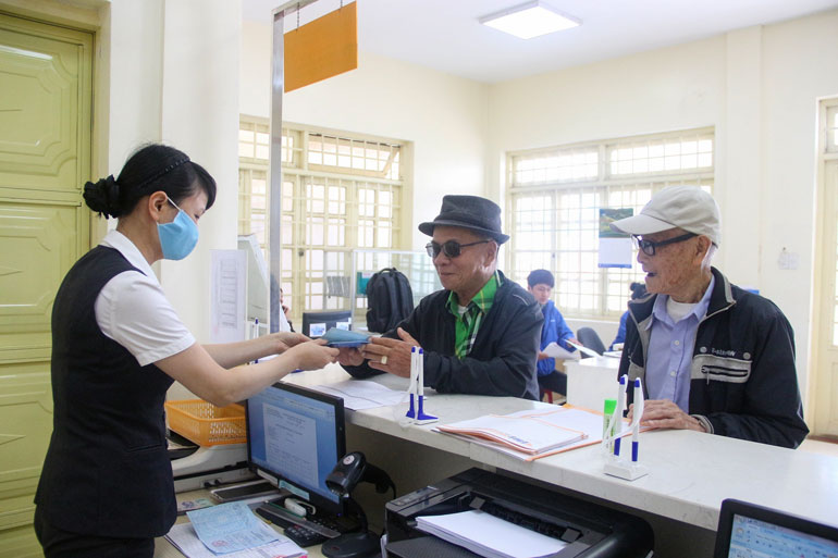 Chi trả trợ cấp cho các đối tượng bảo trợ xã hội bị ảnh hưởng bởi dịch Covid-19