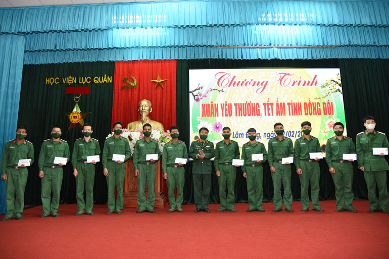 Trao quà tết cho chiến sĩ