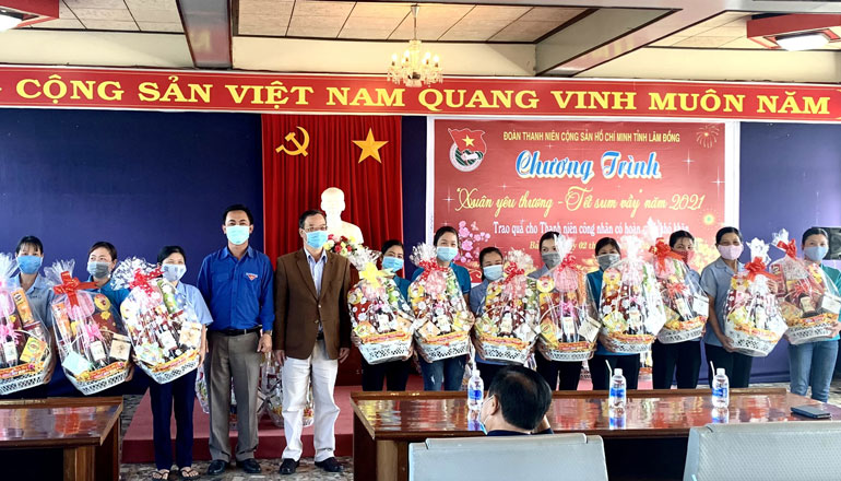 Trao quà tết cho thanh niên, công nhân có hoàn cảnh khó khăn